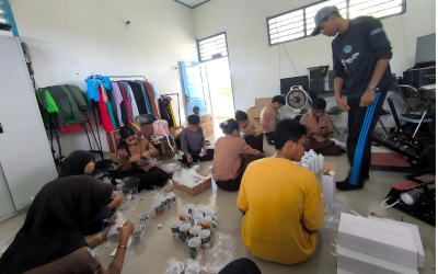 Jurusan DKV SMKN 2 Pasangkayu Produksi Lebih dari 100 pcs Tumbler dan Mug melalui Teaching Factory